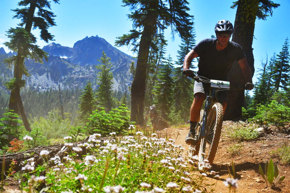 racer with Sierra Buttes mountain in background